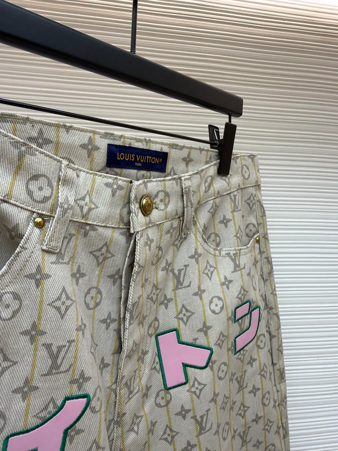 LOUIS VUITTON full stamp shorts ●Item number: 1681122-A45 ●Material: denim fabric ●Technology: jacquard production ●Version: fitted version ●Weight: about 405 grams ●Size: S-M-L-XL ●Description: The fabric is made of baseball, with foam logo embellishment on the left chest, chapter embroidery technology, pink chapter logo patch embroidery decoration on the front and back, with striped suede edging, curved hem casual and versatile, retro copper-colored hardware buckle at the hem, the overall routing is straight and delicate, the fabric is comfortable and soft, the color is consistent and no color difference. It can be matched with the same style to create a fashionable look, control various occasions, customized accessories, complete three labels, the same style for men and women!